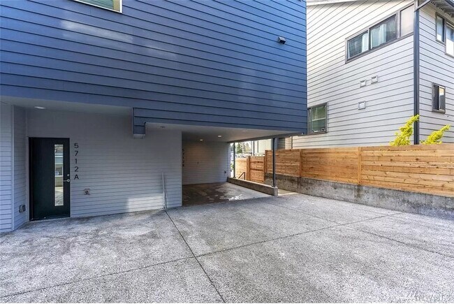 Foto del edificio - 5712 Roosevelt Way NE