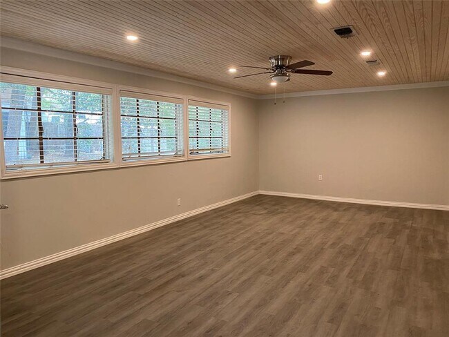 Building Photo - 925 Red Oak Ln