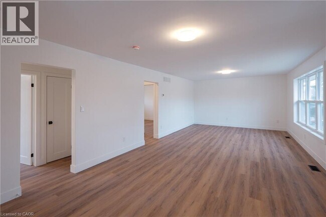 Photo du bâtiment - 2137 Mt Forest Dr