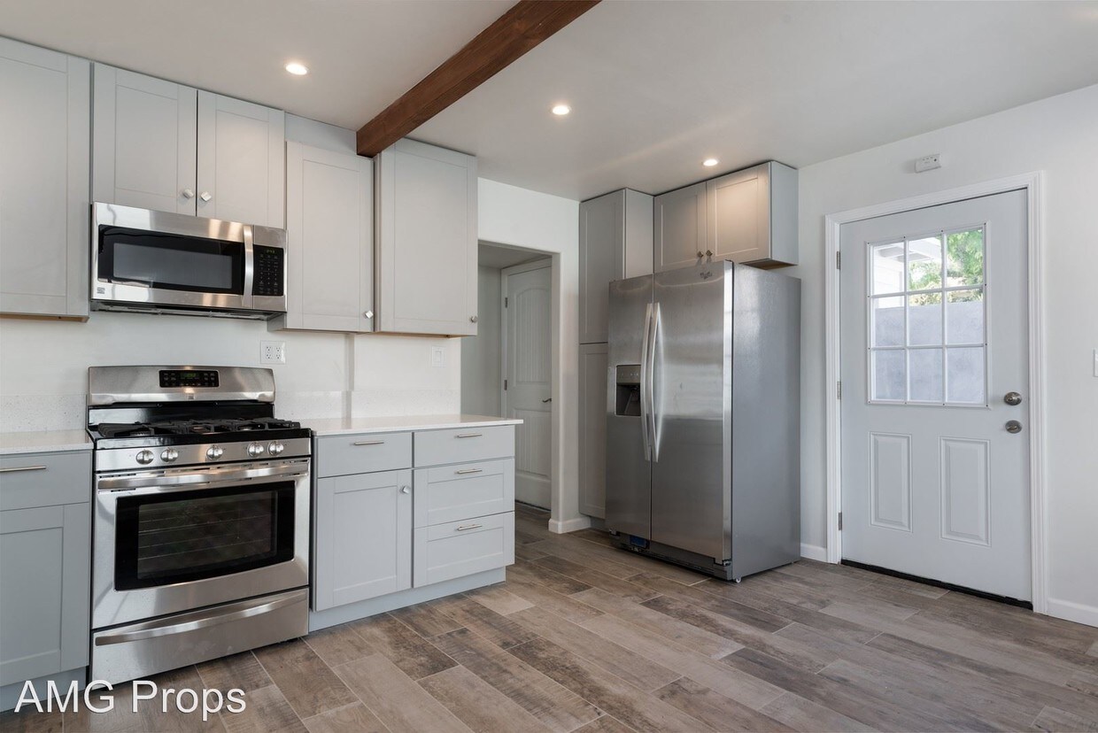 Foto principal - 7142-7144 Mohawk St