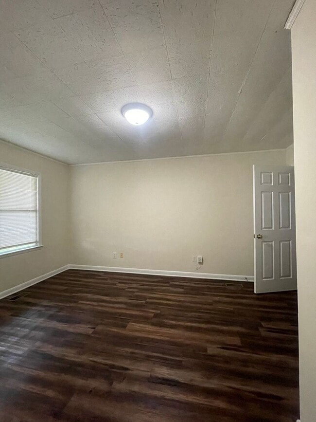 Building Photo - 1011
