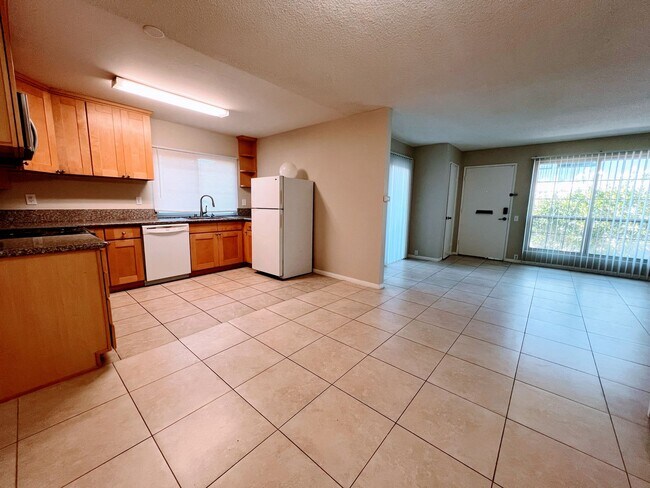 Building Photo - 3 Bedroom 1.5 Bath Condo in University Cit...