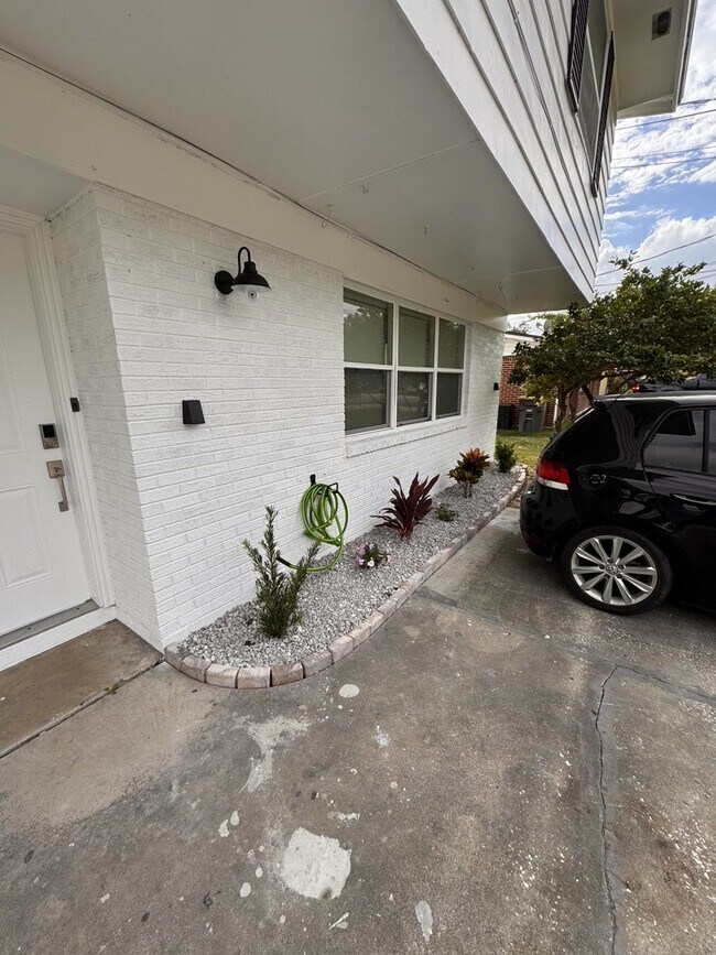 Foto del edificio - 6070 Longchamp Dr