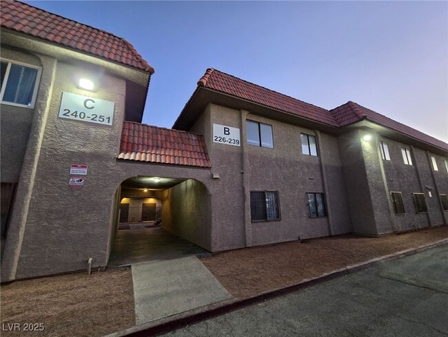 Building Photo - 4300 N Lamont St