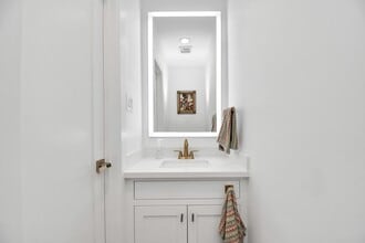 Building Photo - 2303 Yupon St