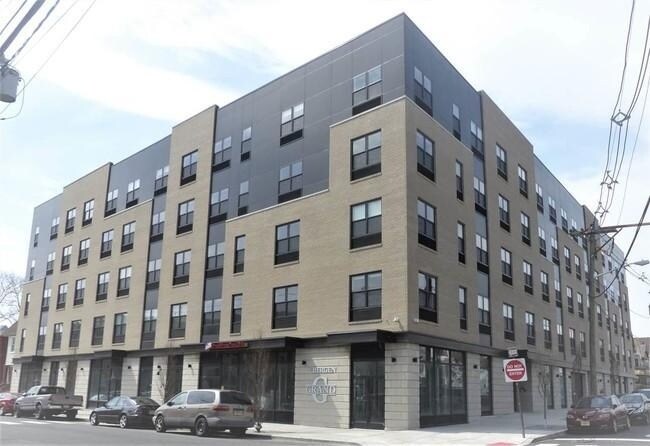 Primary Photo - 429 Bergen Ave