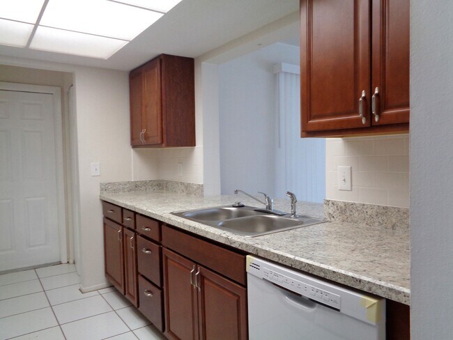 Building Photo - 2BR/2BA SFH Close to Amenities - Annual Re...
