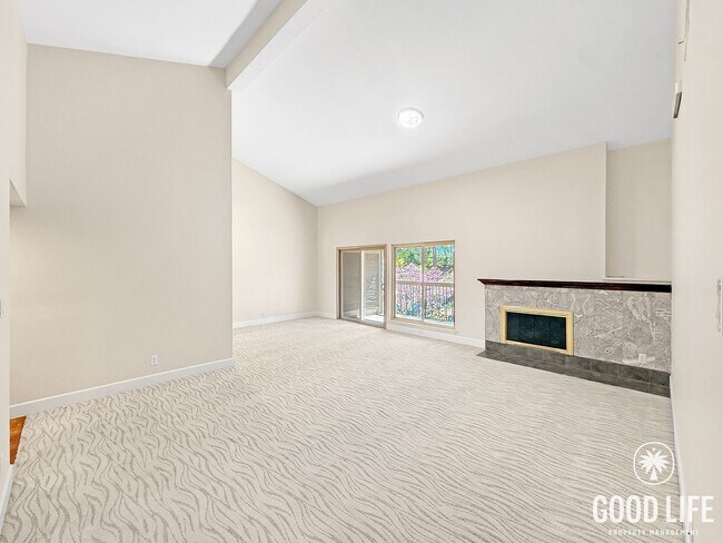 Foto del edificio - Top-Floor 3BR Retreat with Balcony Views & In-Unit Laundry in San Diego!