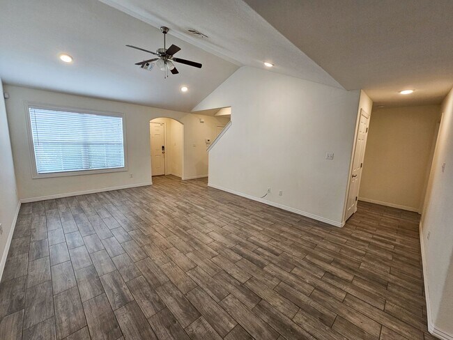 Building Photo - Beautiful 3 Bed/2.5 Bath Townhome in Chaff...