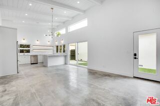 Foto del edificio - 2723 Burkshire Ave