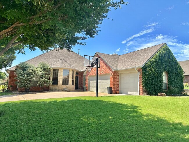 Foto del edificio - 508 Cloudview Pl