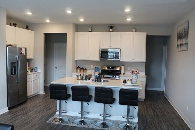 Foto del edificio - Coming Soon! Beautiful 5 Bedroom Home in D...
