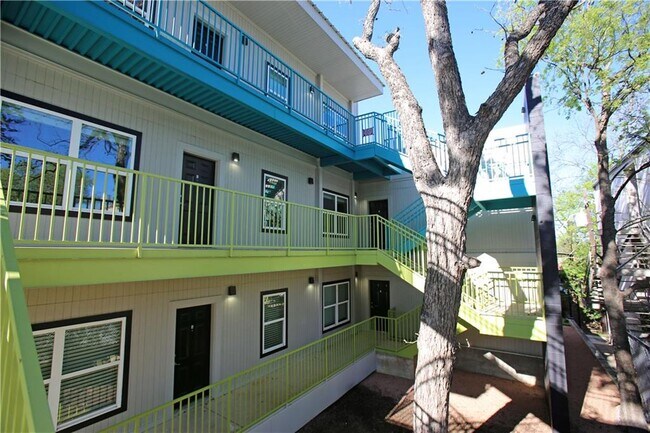 Foto del edificio - 2304 Leon St