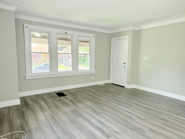 Building Photo - 1658 Marentette Ave