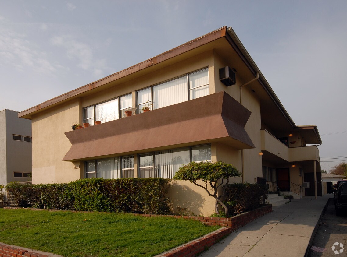 Foto principal - 10905 Pioneer Blvd