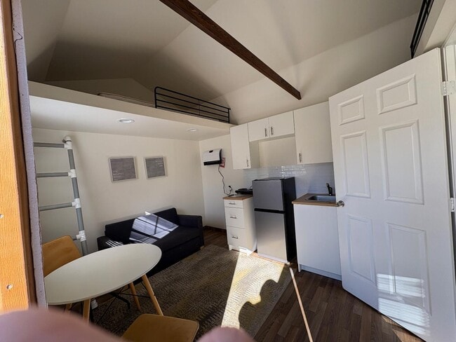 Building Photo - 1720 Main St