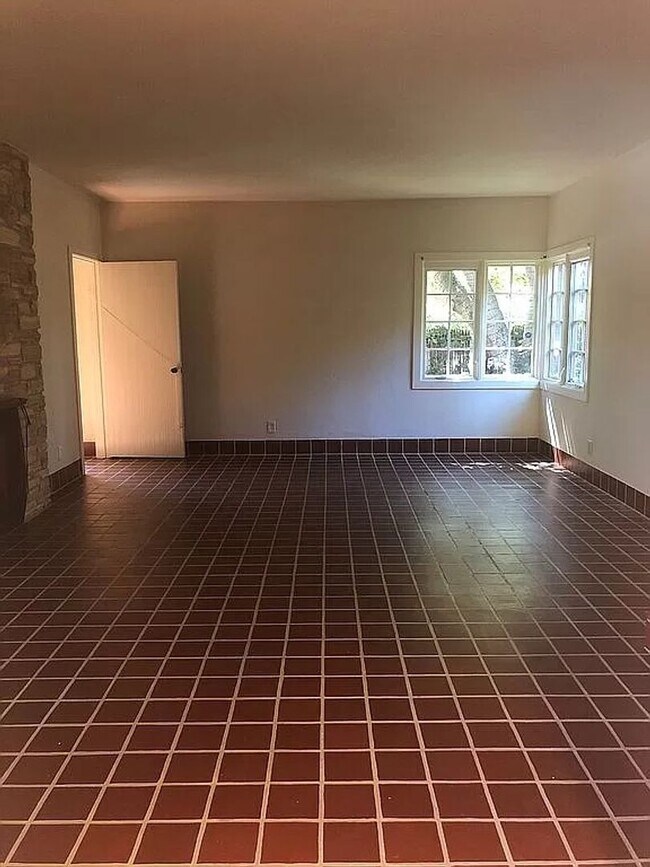 Building Photo - Charming vintage Los Altos Home, walk to s...