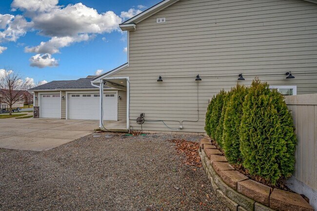 Foto del edificio - Tullamore Community 4 bed 3 bath with office