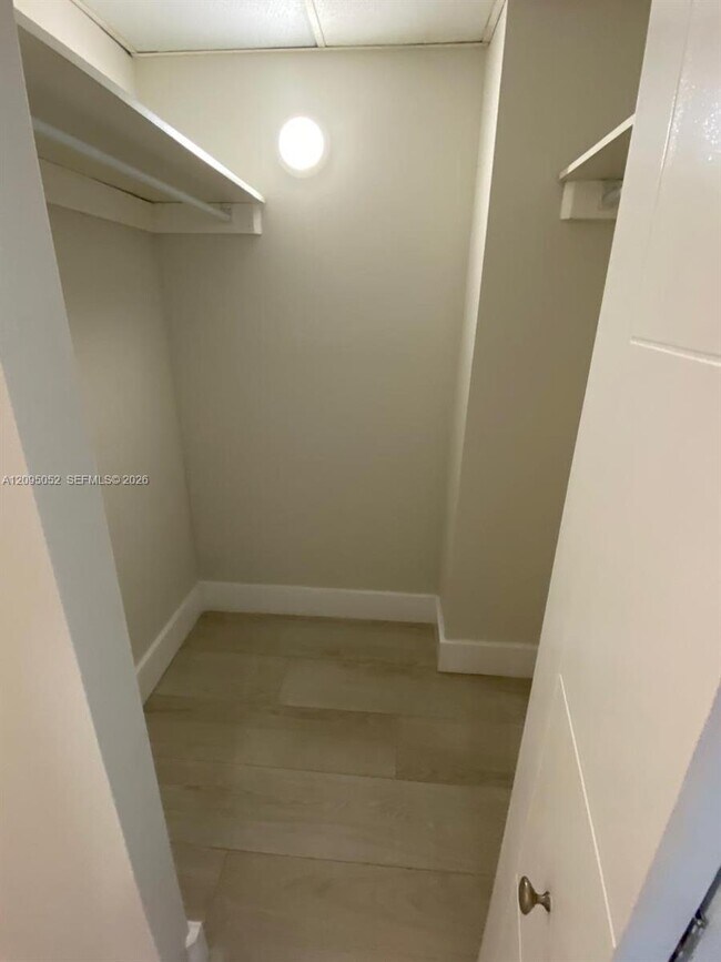 Building Photo - 500 Bayview Dr