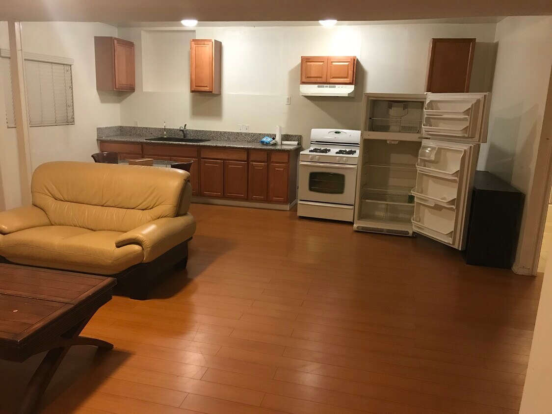 927 S Bronson Ave, Los Angeles, CA 90019 House Rental in Los Angeles