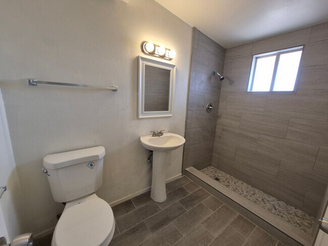 Foto del edificio - Large 4 Bed 2 Bath House