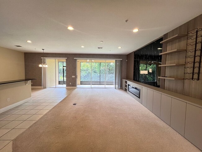 Building Photo - Great townhouse -  available now!