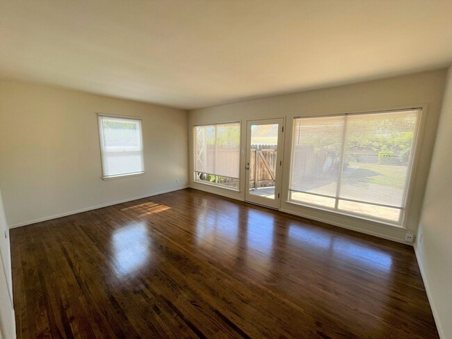 Building Photo - Upgraded Midtown Home with Beautiful Wood ...