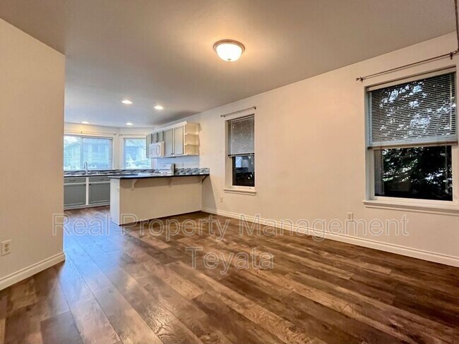 Building Photo - 909 Orchid Pl