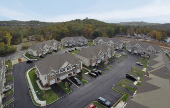 Building Photo - 11 Dogwood Ln