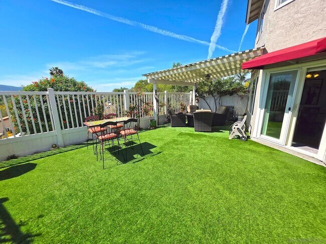 Foto del edificio - 341 Rolling Hills Ln