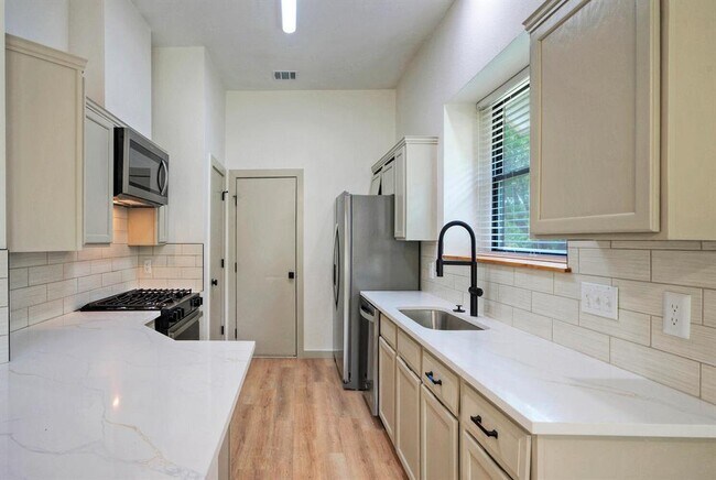 Building Photo - 2214 Big Hollow Dr