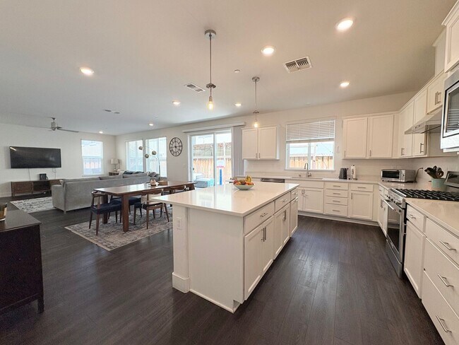 Foto del edificio - Beautiful 4 Bed 3 Full Bath Home with Solar in Brentwood