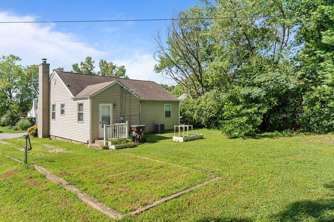 Building Photo - Cozy Cottage next to Alcoa Schools