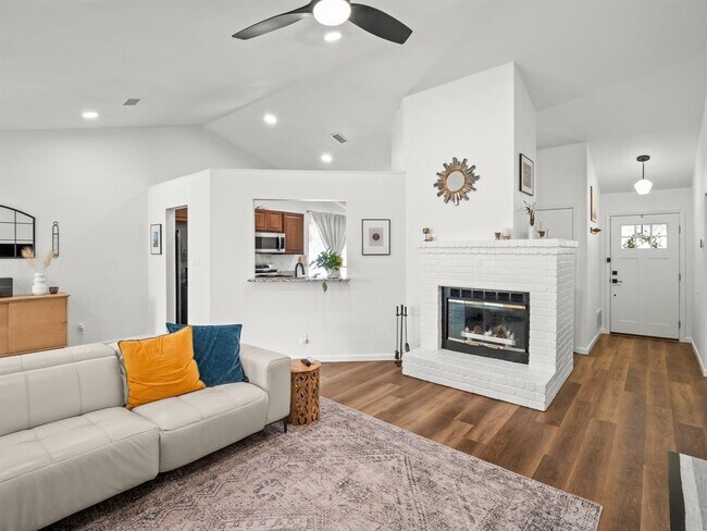 Building Photo - 1422 Dove Hill Dr
