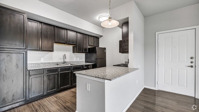 Spacious kitchen with modern inspired finishes - Sendero Ridge Apartments