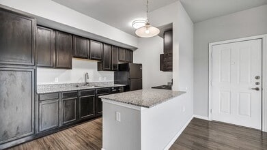 Spacious kitchen with modern inspired finishes - Sendero Ridge Apartments