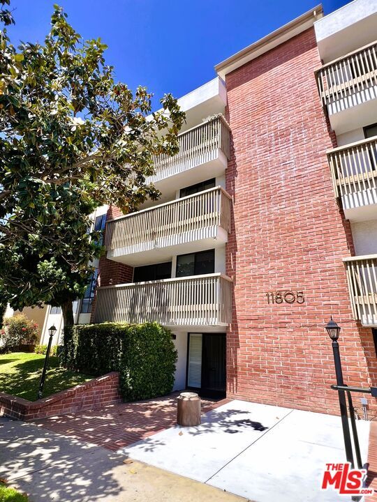 Foto del edificio - 11805 Mayfield Ave