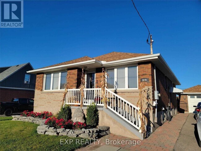 Building Photo - 819 Ritson Rd S