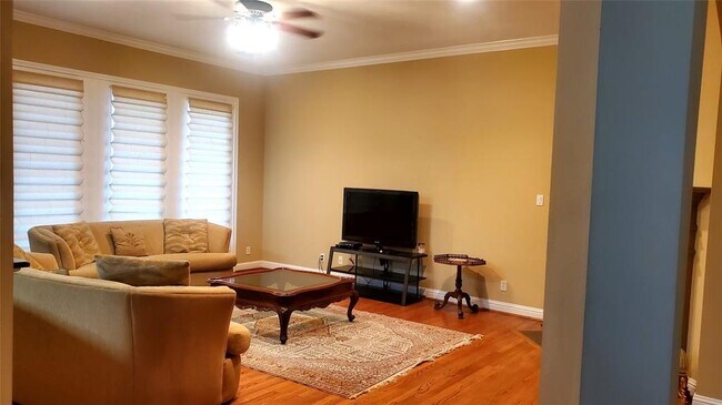 Building Photo - 5318 Val Verde St