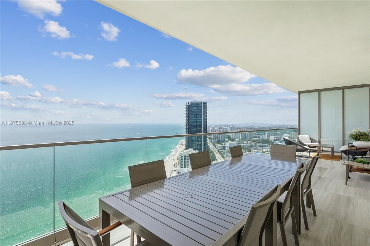 Foto principal - 18975 Collins Ave