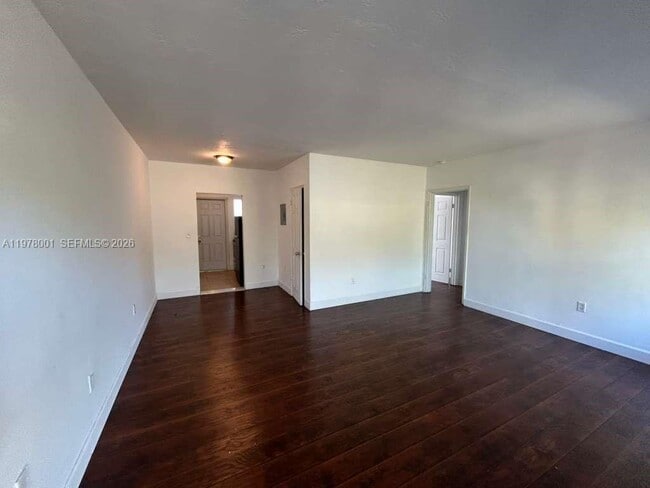 Foto del edificio - 8321 Crespi Blvd