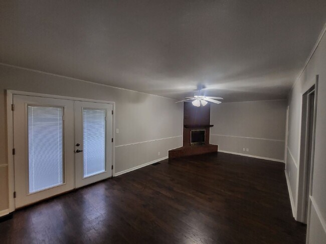 Foto del edificio - 3 Bed 2 Bath, 2 Car Garage