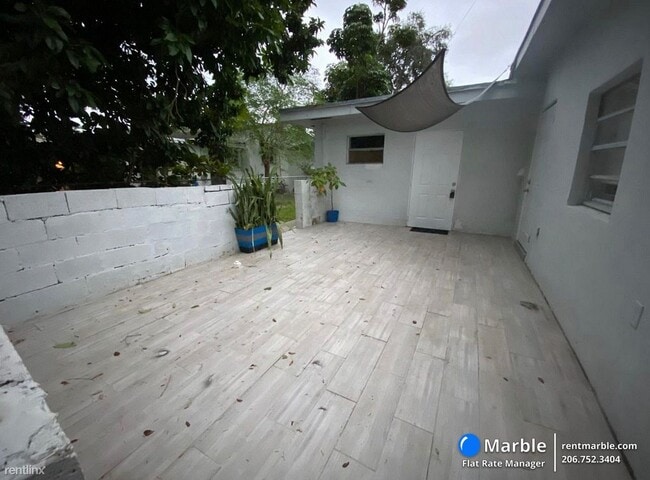 Building Photo - 1 br, 1 bath Townhome - 55 NE 69TH St Unit C