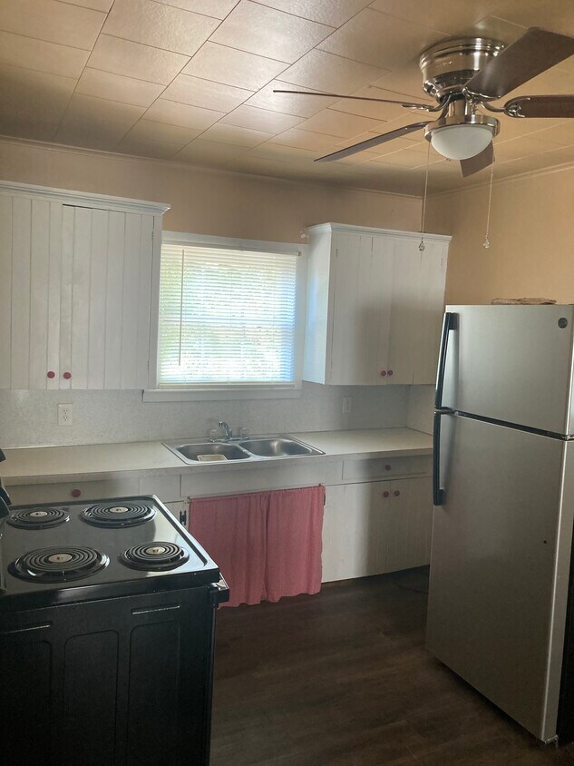 Kitchen with stove and refrigerator - 711 Lamar Ave