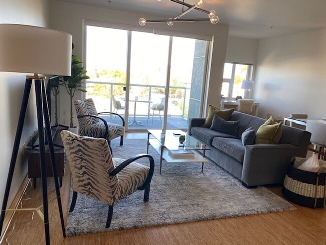 Building Photo - Luxury Fully Furnished Condo Downtown Salem Is Available