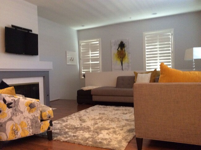 Foto del edificio - Charming Upper End Unit 2 Bed 2 Bath Condo