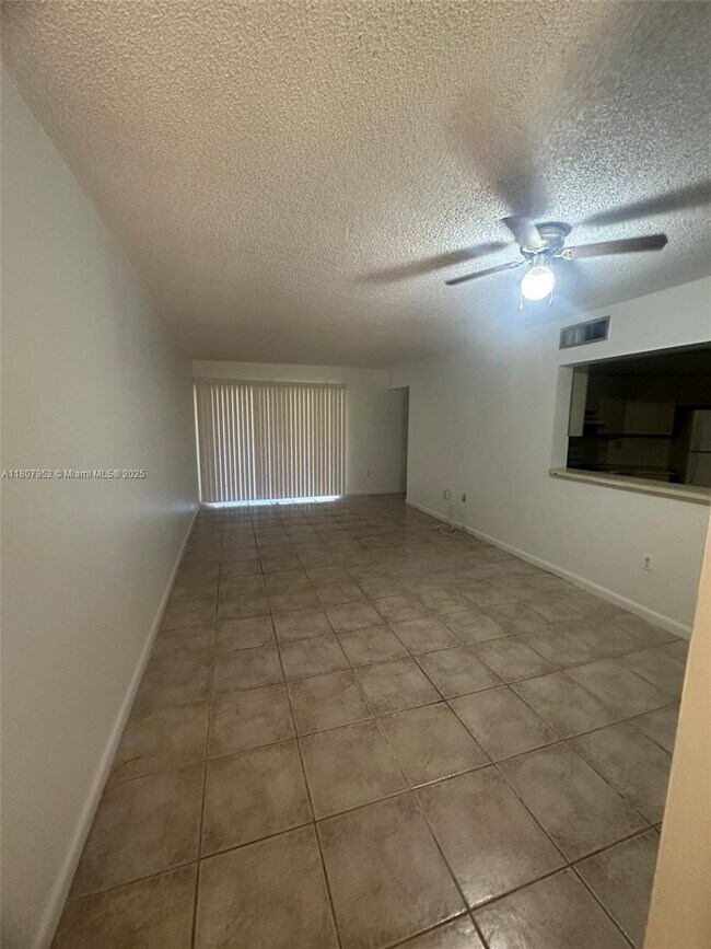 Building Photo - 9741 Fontainebleau Blvd