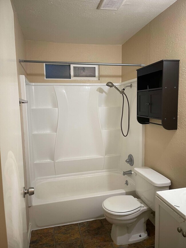 Foto del edificio - 1364 Hobart Dr