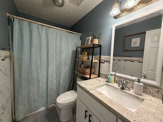 Foto del edificio - Asbury Hills Condominiums-2428 E. University,  Unit 807