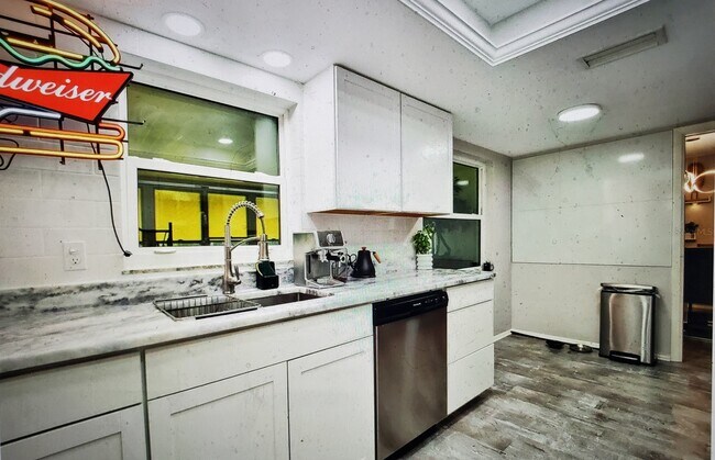 Foto del edificio - 1283 Edenville Ave
